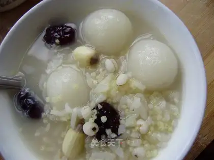 Rambutan glutinous rice lotus seed porridge