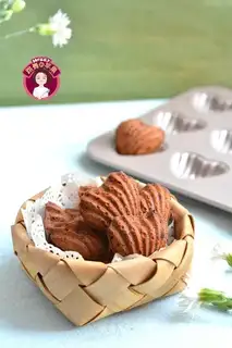 The red sugar Madeleine cake