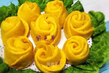 Yellow rose roll
