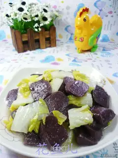 The dolls make black rice cakes