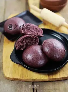 Black rice buns