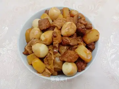 Cricket eggs, potatoes, pork