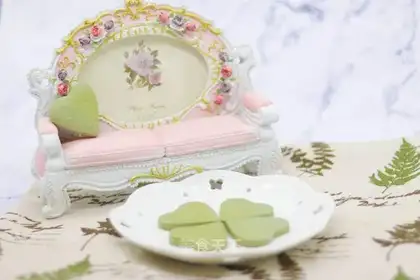 A four-leaf weed cookie
