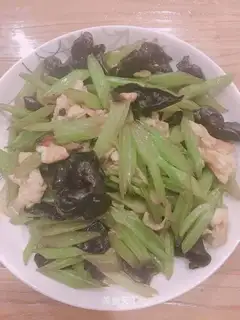 Celery-mucked eggs