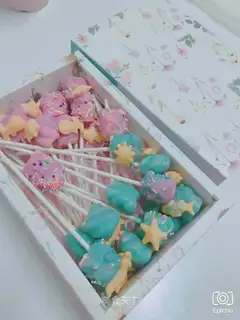 Lots of fish and sea lollipops