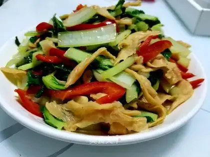 Soup chicken, red pepper, cabbage