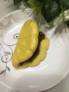 A loaf with meat sauce