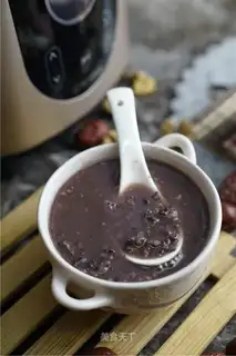 Porridge of walnuts and black rice