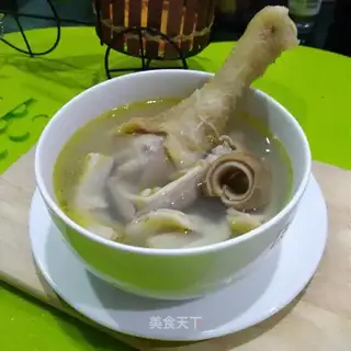 Pepper pig belly chicken soup