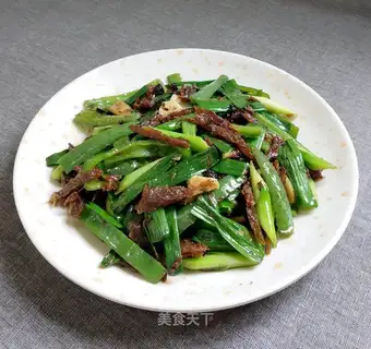 The beanfish fried with pepper and garlic