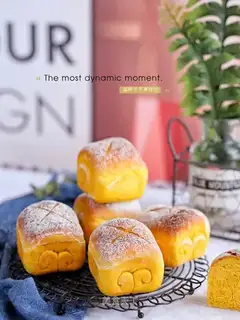 Pumpkin rolls