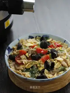 Tomato eggs and corn noodles