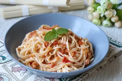 Tomato sauce noodles
