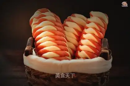 Double-coloured spiral roll