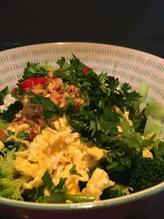 The broccoli mixes the eggs