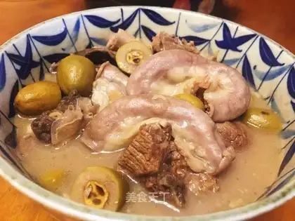 Blue olive pig lung soup