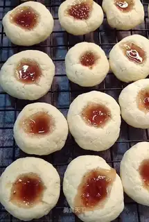 Strawberry jam biscuit