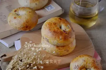 Bacon cheese bagels