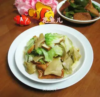 Scrambled and fried cabbage