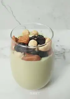 Coconut-fruit nut shakes