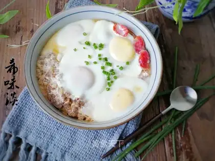 The fragrance tofu holds the eggs