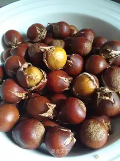 A simple version of sugar fried chestnuts