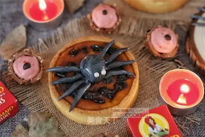 Halloween spider pumpkin pie