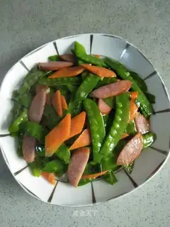 The ham sausages are fried with Dutch beans