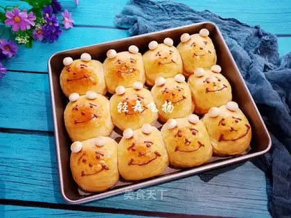 Bear squeezes bread