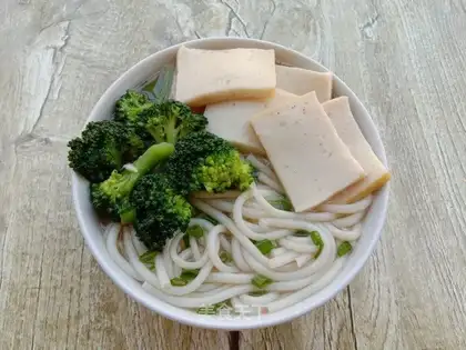 Puffed rice with broccoli