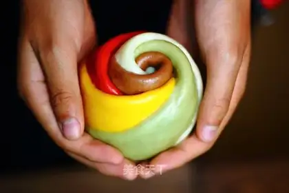 Five-coloured rose buns