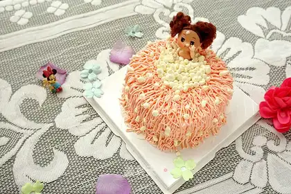 A bubble bath and a doll cake
