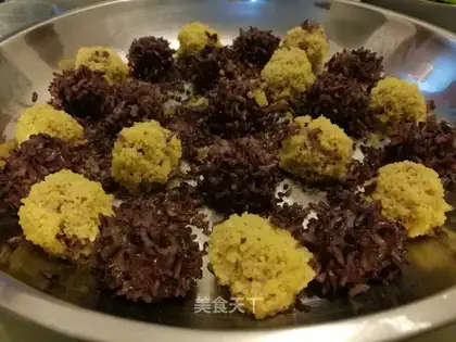 Two-colour rice balls