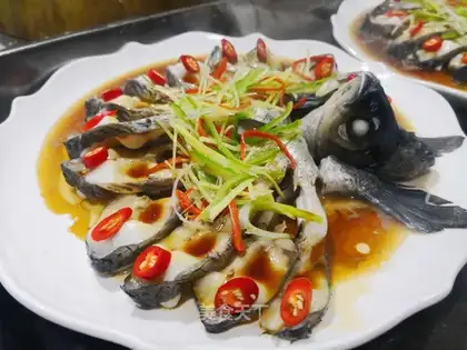 Peacock's opening up the steamed fish