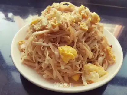 Eggs and bean sprouts
