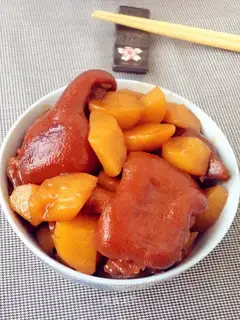 Pig hoofs burn potatoes