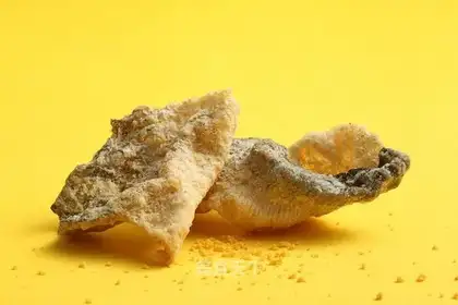The practice of red and salty yellow fish skins