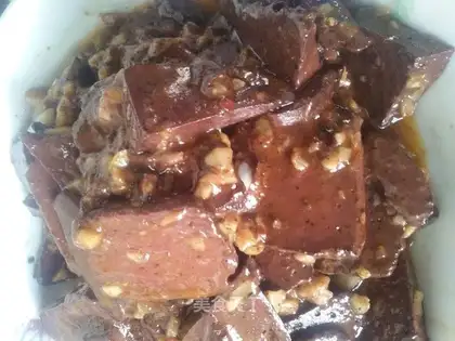 Garlic pig blood