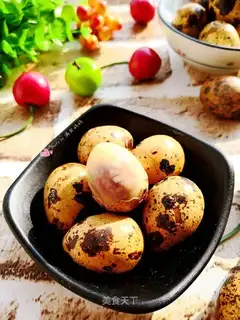 Five cedar quail eggs