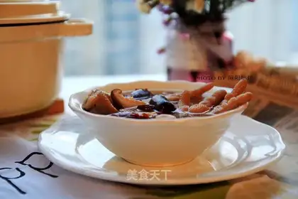Chicken claws with red dates