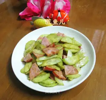 Elbow ham and cucumber