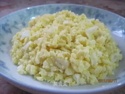 Garlic mashed eggs