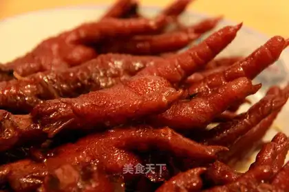 Stewed chicken feet in red