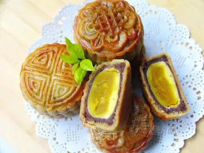 Guangdong-style bean paste and egg yolk moon cake