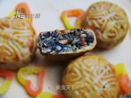 Guangdong-style Wuren mooncake