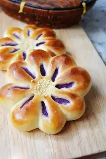 Purple sweet potato flower bread