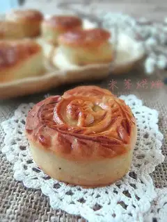 Guangdong-style bean paste moon cake