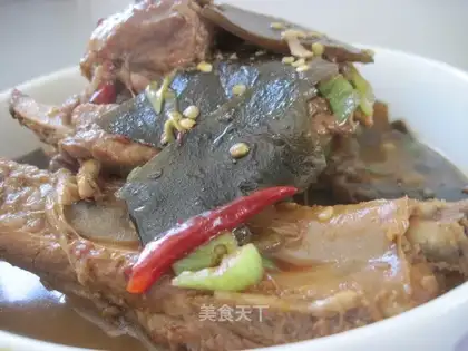 Stewed pork ribs with seaweed