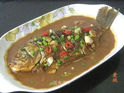 Roasted crucian carp with spicy garlic