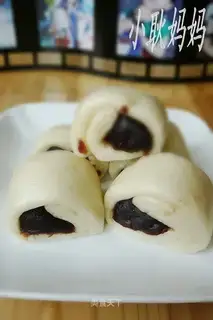 Cut the bean paste with a knife